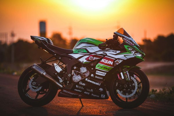 Comment préparer une Kawasaki Ninja 650 pour une utilisation en compétition de dragster ?