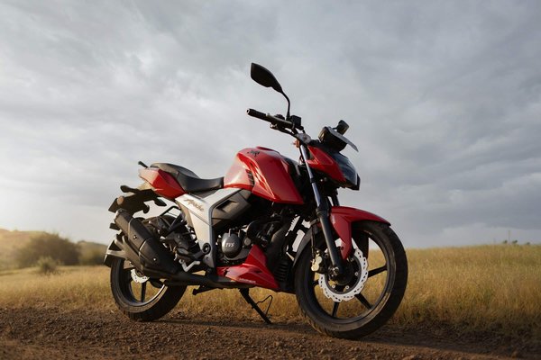 Quelles sont les meilleures solutions pour améliorer la visibilité arrière sur une moto de course ?